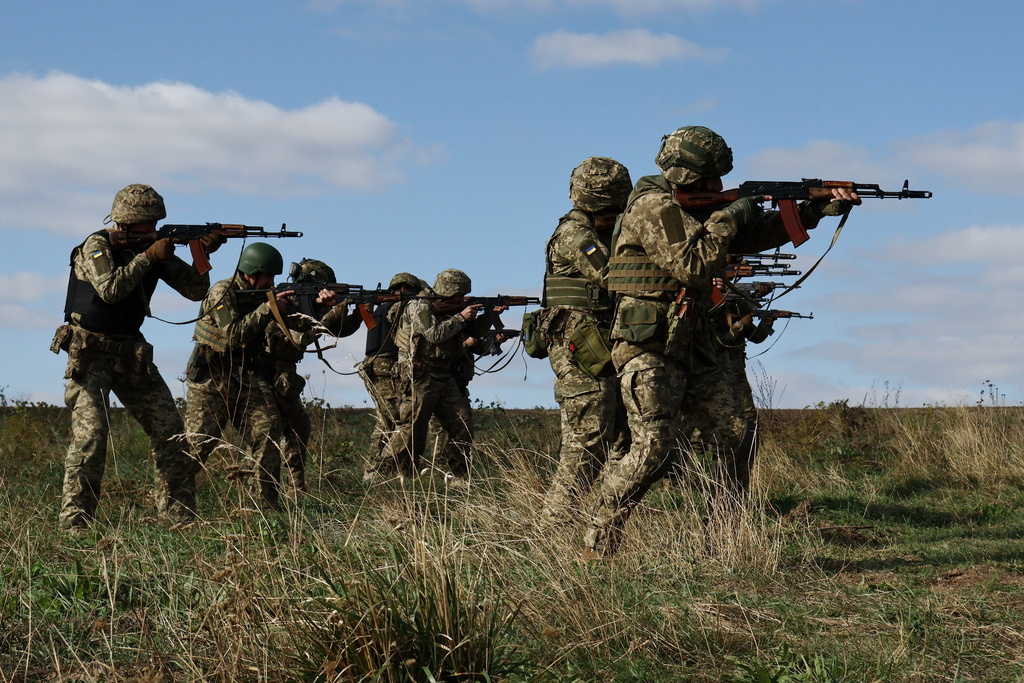 In this photo provided by Ukraine's 65th Mechanized Brigade press service, recruits run drills at a training ground in the Zaporizhzhia region, Ukraine, Friday, Sept. 26, 2025. (Andriy Andriyenko/Ukraine's 65th Mechanized Brigade via AP)