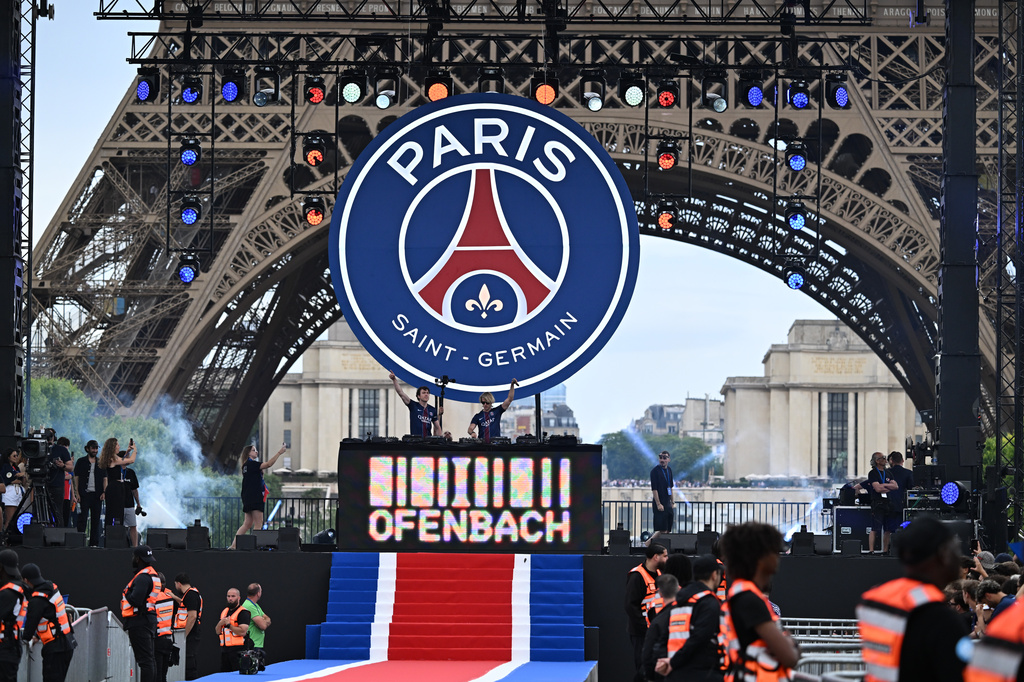 Artists perform ahead of PSG's celebrations the day after winning the Champions League title, at the Eiffel Tower, in Paris, Sunday, May 31, 2026. (AP Photo/Emma Da Silva)