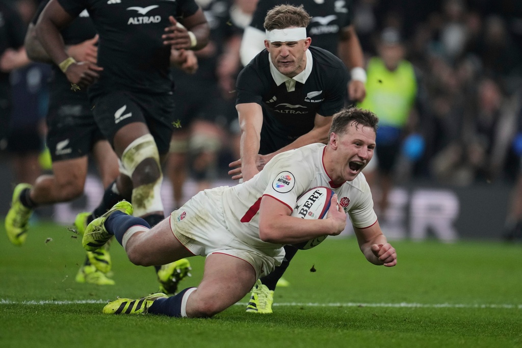 England Fraser Dingwall scores a try during the rugby union Nations Series match between England and New Zealand in London, Saturday, Nov. 15, 2025. (AP Photo/Kin Cheung)