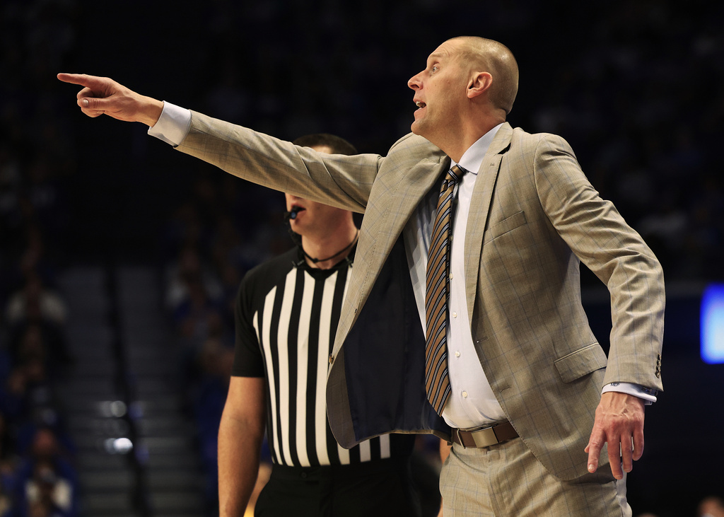Kentucky head coach Mark Pope directs his team during the second half of an NCAA college basketball game against Valparaiso in Lexington, Ky., Friday, Nov. 7, 2025. (AP Photo/James Crisp)