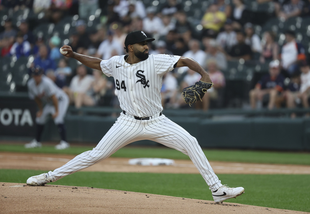Chicago White Sox starting pitcher Yoendrys Gomez throws during the first inning of a baseball game against the Detroit Tigers, Tuesday, Aug. 12, 2025 in Chicago. (AP Photo/Talia Sprague)