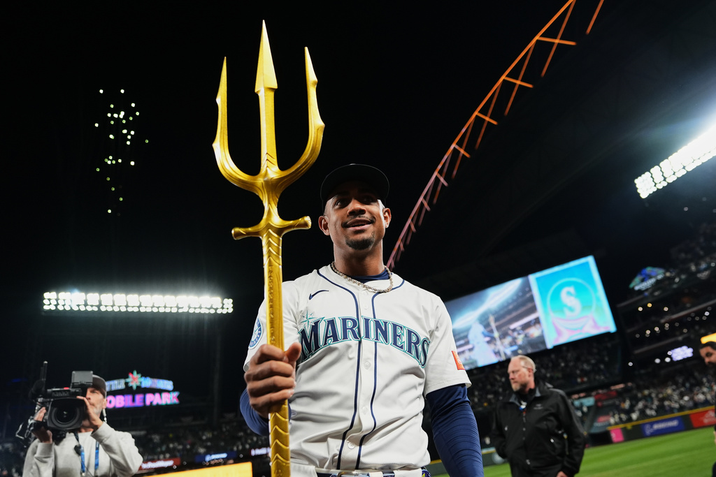 Seattle Mariners center fielder Julio Rodríguez celebrates after the team's win in Game 2 of baseball's American League Division Series against the Detroit Tigers, Sunday, Oct. 5, 2025, in Seattle. (AP Photo/Lindsey Wasson)