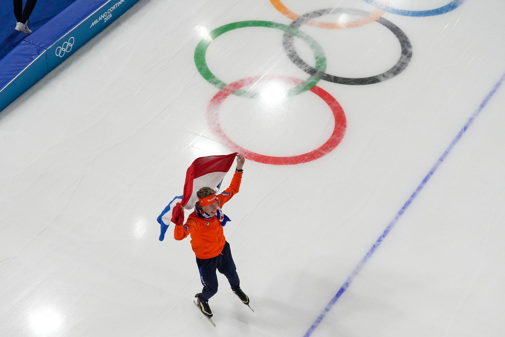 Netherlands' Jorrit Bergsma celebrates after winning bronze in the men's 10,000-meters speedskating final at the 2026 Winter Olympics, in Milan, Italy, Friday, Feb. 13, 2026. (AP Photo/David J. Phillip)