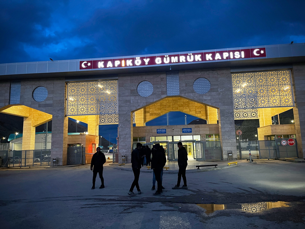 People wait for travellers coming from Iran at the Kapikoy border checkpoint, Turkey, Thursday, April 9, 2026. (AP Photo/Francisco Seco)