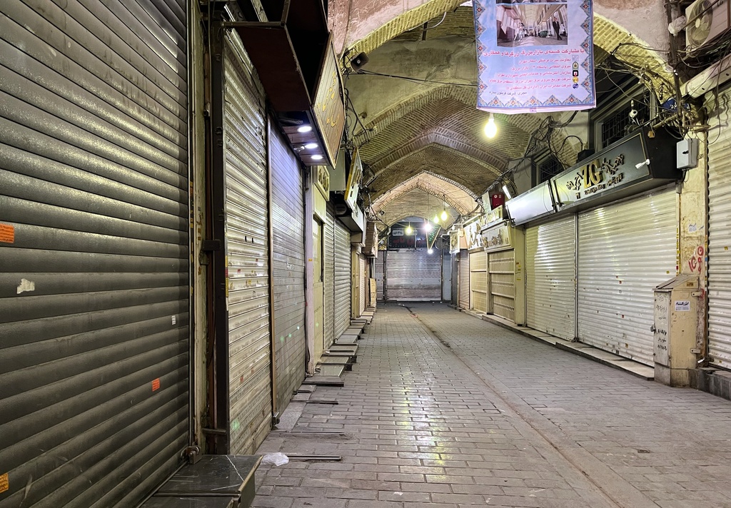 FILE.- Shops are closed during protests in Tehran's centuries-old main bazaar, Iran, Tuesday, Jan. 6, 2026. (AP Photo/Vahid Salemi,File)