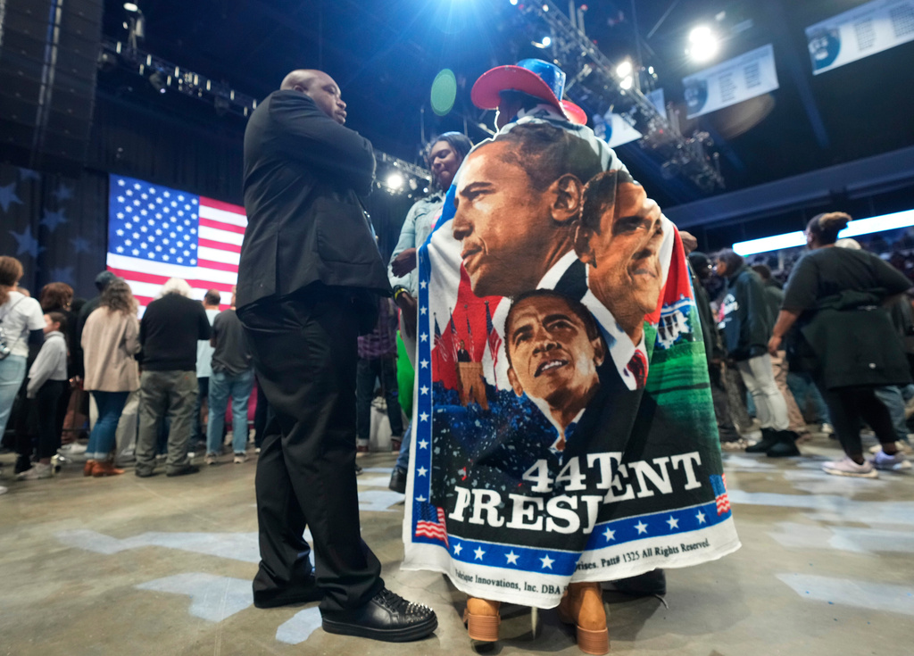 Yolanda Stoner, of Norfolk, Va., wears her Obama blanket as she arrives for a rally for Virginia Democratic gubernatorial candidate Abigail Spanberger during a campaign event with former President Barack Obama, Saturday, Nov. 1, 2025, in Norfolk, Va. (AP Photo/Steve Helber)