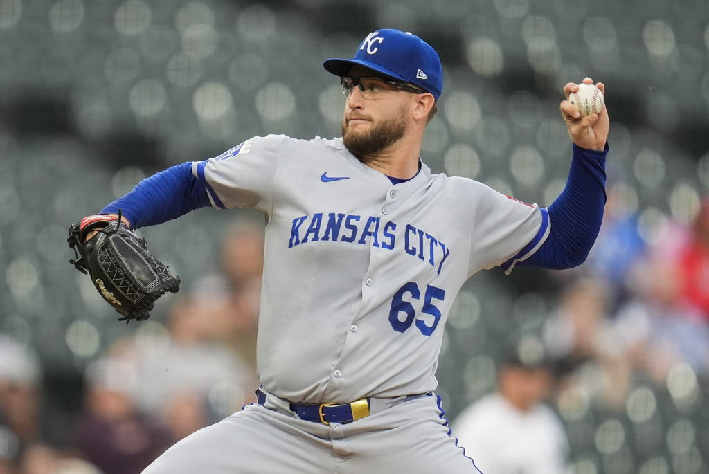 Kansas City Royals starting pitcher Noah Cameron throws against the Chicago White Sox during the first inning of a baseball game Monday, Aug. 25, 2025, in Chicago. (AP Photo/Erin Hooley)