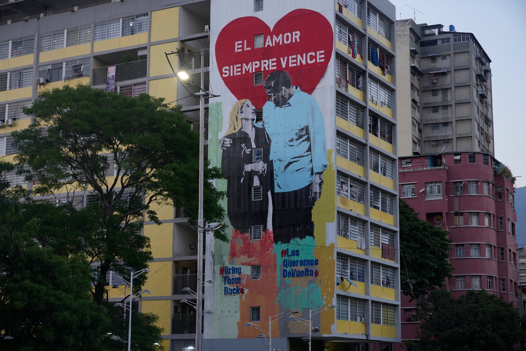 A mural depicting former President Nicolas Maduro and first lady Cilia Flores adorns a building in Caracas, Venezuela, Wednesday, March 25, 2026. (AP Photo/Ariana Cubillos)