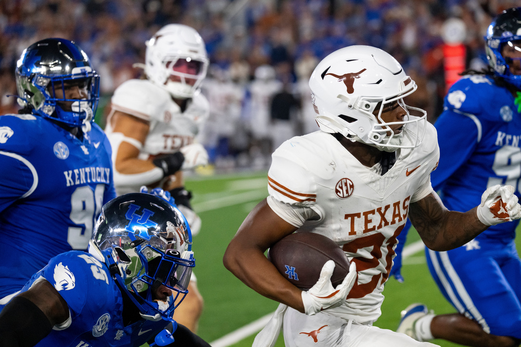 Texas defensive back Ryan Niblett (21) returns a punt in the second quarter of an NCAA college football game against Kentucky, Saturday, Oct. 18, 2025, in Lexington, Ky. (AP Photo/Michael Swensen)