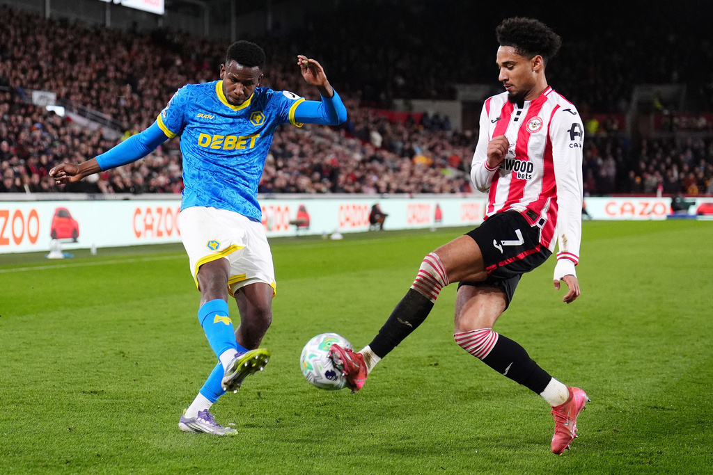 Wolverhampton Wanderers' Yerson Mosquera, left, and Brentford's Kevin Schade in action during the English Premier League soccer match between Brentford and Wolverhampton Wanderers in London, Monday March 16, 2026. (John Walton/PA via AP)
