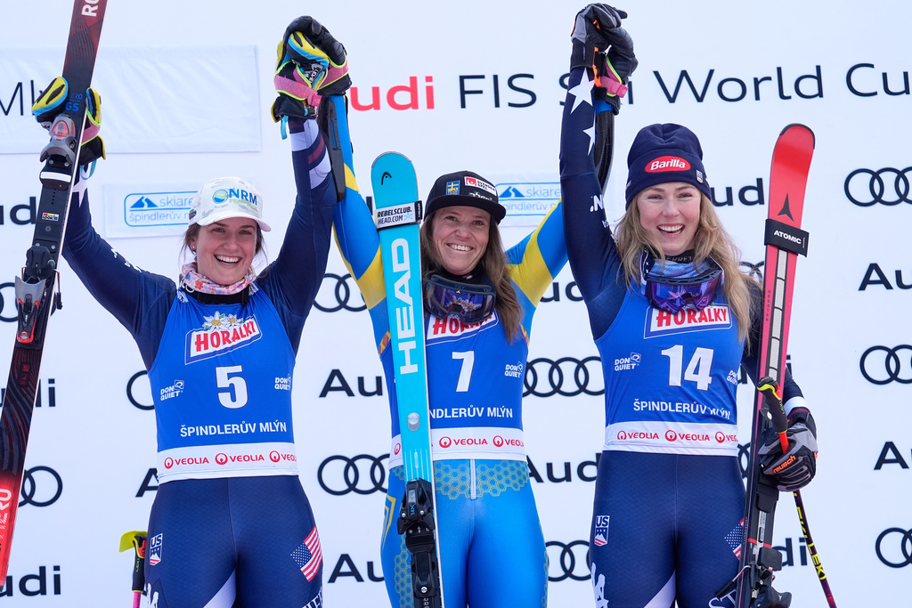 Sweden's Sara Hector, centre, winner of a women's alpine ski, World Cup giant slalom, poses with second placed United States' Paula Moltzan, left, and third placed United States' Mikaela Shiffrin in Spindleruv Mlyn, Czech Republic, Saturday, Jan. 24, 2026. (AP Photo/Giovanni Auletta)