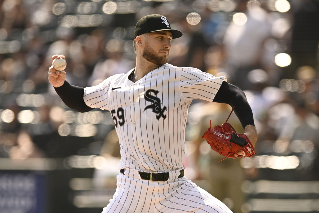 Chicago White Sox starter Sean Burke delivers a pitch during the first inning of a baseball game against the San Diego Padres, Sunday, Sept. 21, 2025, in Chicago. (AP Photo/Paul Beaty)