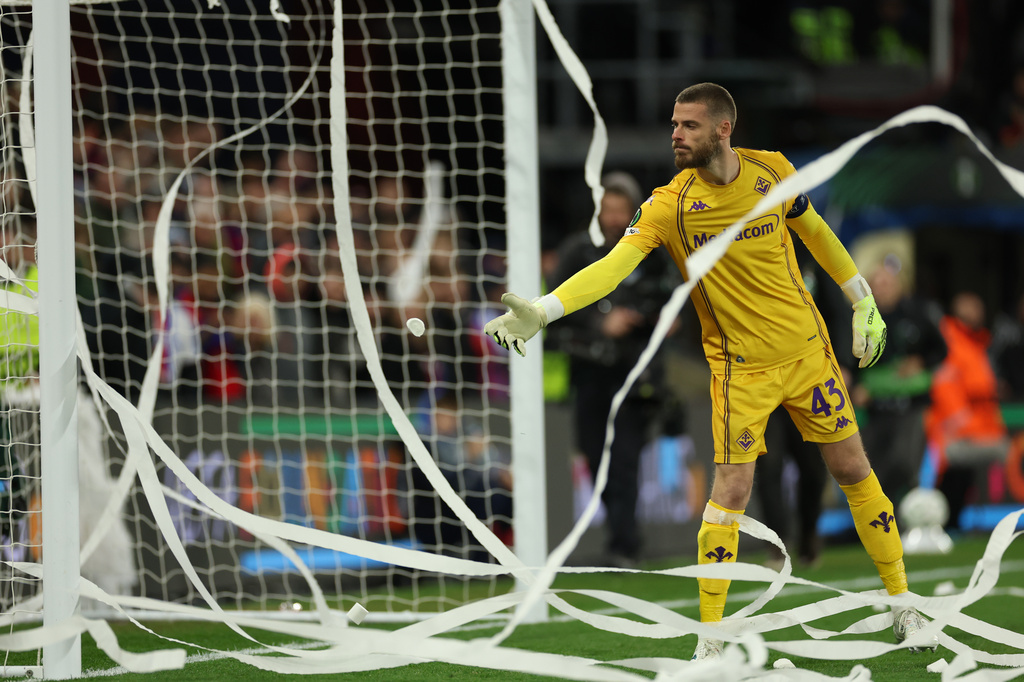 Fiorentina's goalkeeper David de Gea stands among paper rolls thrown by fans during the Europa Conference League first-leg quarter-final soccer match between Crystal Palace and Fiorentina in London, Thursday, April 9, 2026. (AP Photo/Ian Walton)