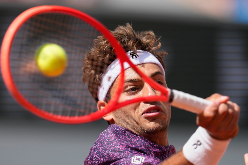 Italy's Flavio Cobolli returns to Zachary Svajda of the United States during the fourth-round tennis match at the French Open in Paris, Monday, June 1, 2026. (AP Photo/Christophe Ena)
