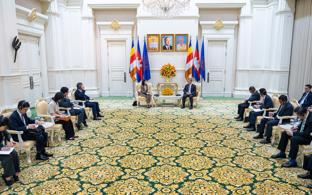 In this photo released by Agence Kampuchea Press (AKP), South Korea's Vice Foreign Minister Kim Jina, center left, talks with Cambodian Prime Minister Hun Manet, center right, during a meeting in Phnom Penh, Cambodia, Thursday, Oct. 16, 2025. (AKP via AP)