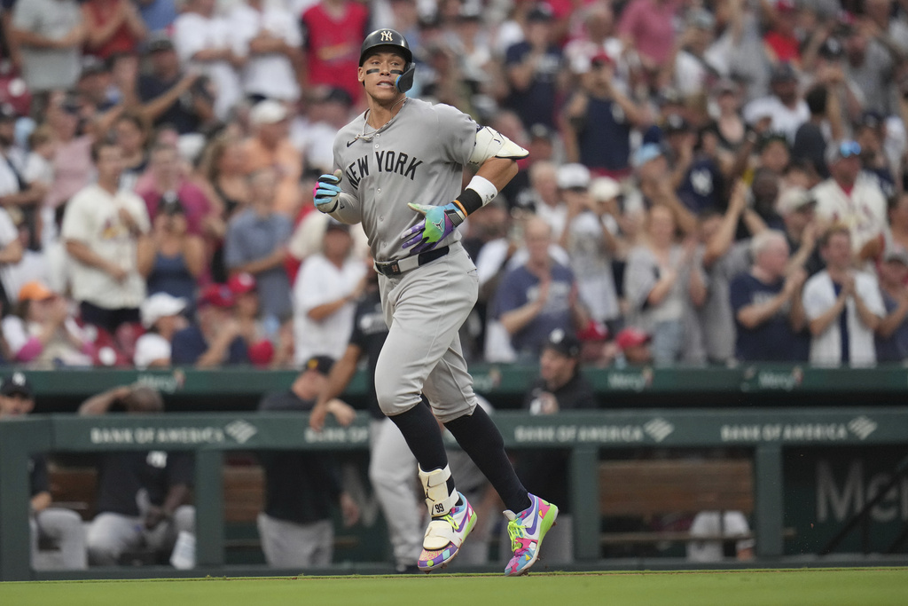 New York Yankees' Aaron Judge rounds the bases after hitting a solo home run during the third inning of a baseball game against the St. Louis Cardinals Saturday, Aug. 16, 2025, in St. Louis. (AP Photo/Jeff Roberson)