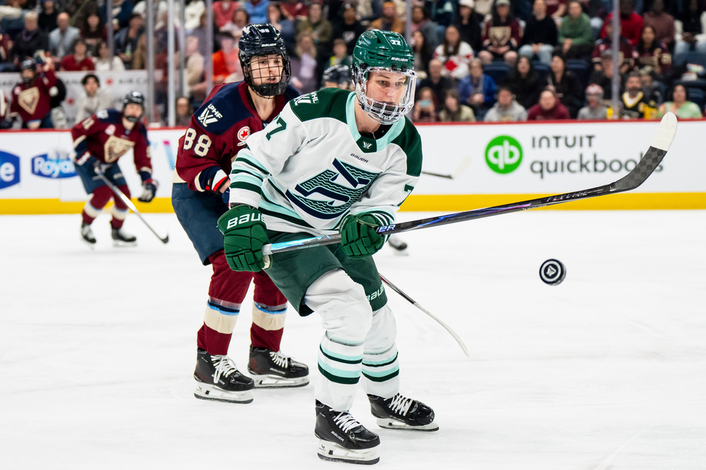 FILE - Boston Fleet's Susanna Tapani (77) looks for the puck in the air while Montreal Victoire's Skylar Irving (88) defends during the first period of an PWHL hockey game in Laval, Que., April 17, 2026. (Christopher Katsarov/The Canadian Press via AP, File)