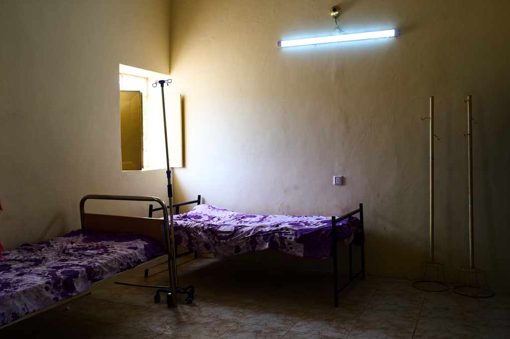 Empty beds at a public health clinic in Qoz Nafisa village, Khartoum state, Sudan, Wednesday, April 22, 2026. (AP Photo/Bernat Armangue)