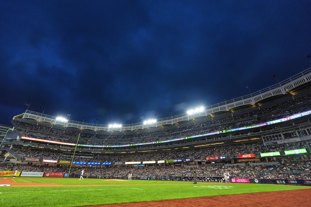 Play is stopped after lights lost power during the first inning of a baseball game between the New York Yankees and the St. Louis Cardinals Wednesday, Aug. 5, 2026, in New York. (AP Photo/Frank Franklin II)