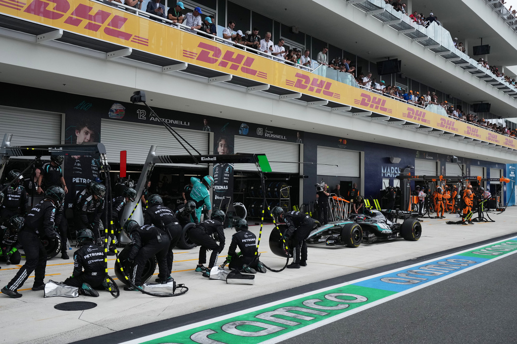 Mercedes driver Kimi Antonelli of Italy gets a pit service during the qualifying session of the of the Miami Formula One Grand Prix auto race, Sunday, May 3, 2026, in Miami Gardens, Fla. (AP Photo/Rebecca Blackwell, Pool)