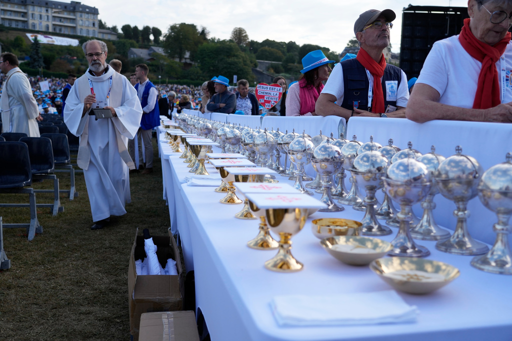 Pilgrims and faithful wait for Pope Leo XIV to celebrate Mass at the Sanctuary of Our Lady of Lourdes, Sunday, Sept. 27, 2026, in Lourdes, France. (AP Photo/Gregorio Borgia)