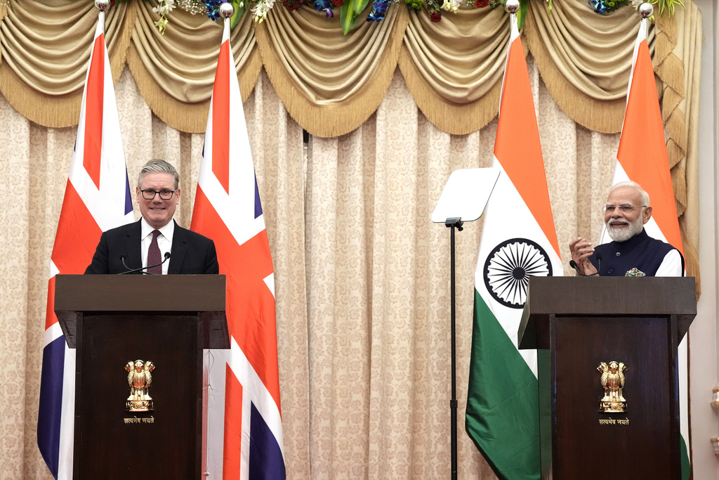 Britain's Prime Minister Keir Starmer, left, and India's Prime Minister Narendra Modi deliver a statement to the press at Raj Bhavan in Mumbai, India Thursday, Oct. 9, 2025. (Stefan Rousseau/Pool Photo via AP)