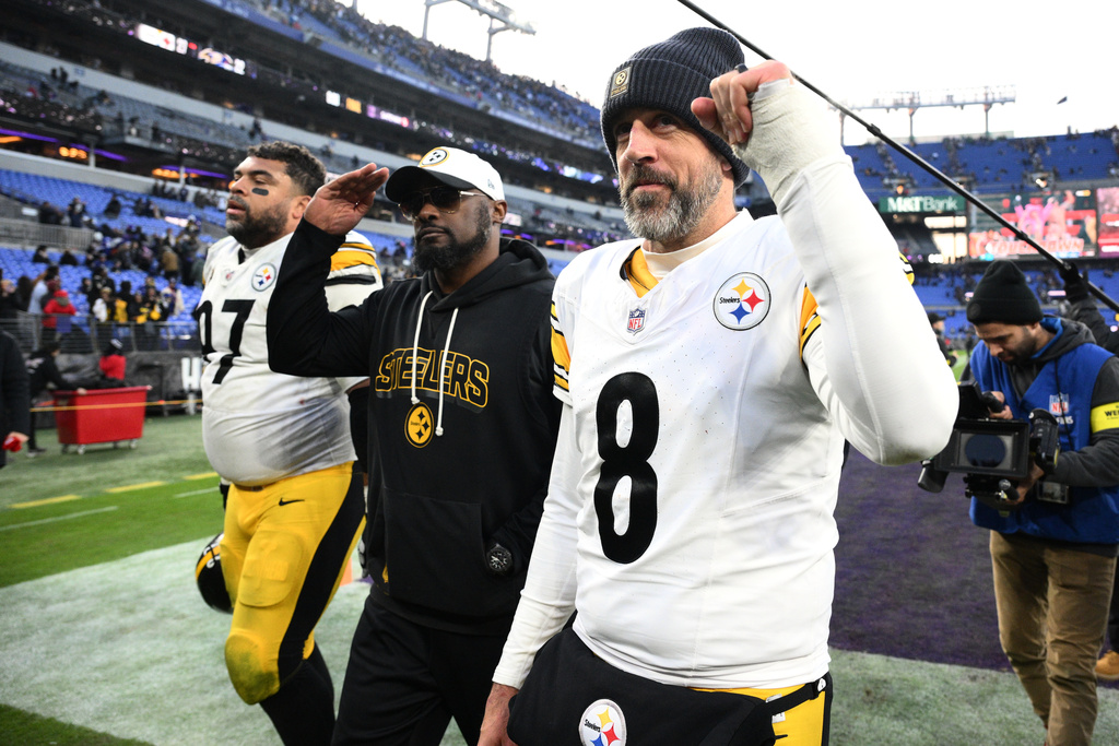 Pittsburgh Steelers head coach Mike Tomlin and quarterback Aaron Rodgers (8) leave the field after an NFL football game against the Baltimore Ravens, Sunday, Dec. 7, 2025, in Baltimore. (AP Photo/Nick Wass)