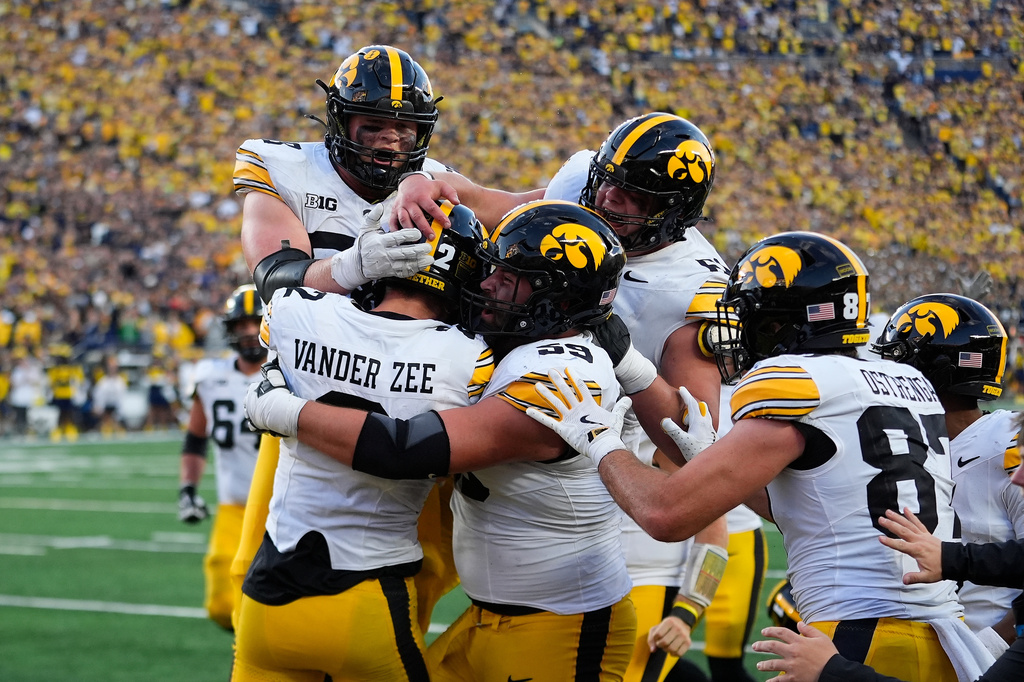 Iowa wide receiver Reece Vander Zee (2) celebrates his 16-yard touchdown reception against Michigan during the second half of an NCAA college football game in Ann Arbor, Mich., Saturday, Sept. 26, 2026. (AP Photo/Paul Sancya)