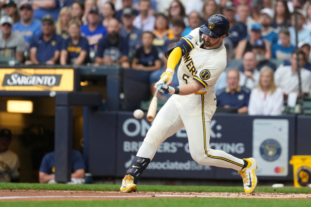 Milwaukee Brewers' Garrett Mitchell hits an RBI single during the first inning of a baseball game against the New York Mets, Monday, July 20, 2026, in Milwaukee. (AP Photo/Aaron Gash)