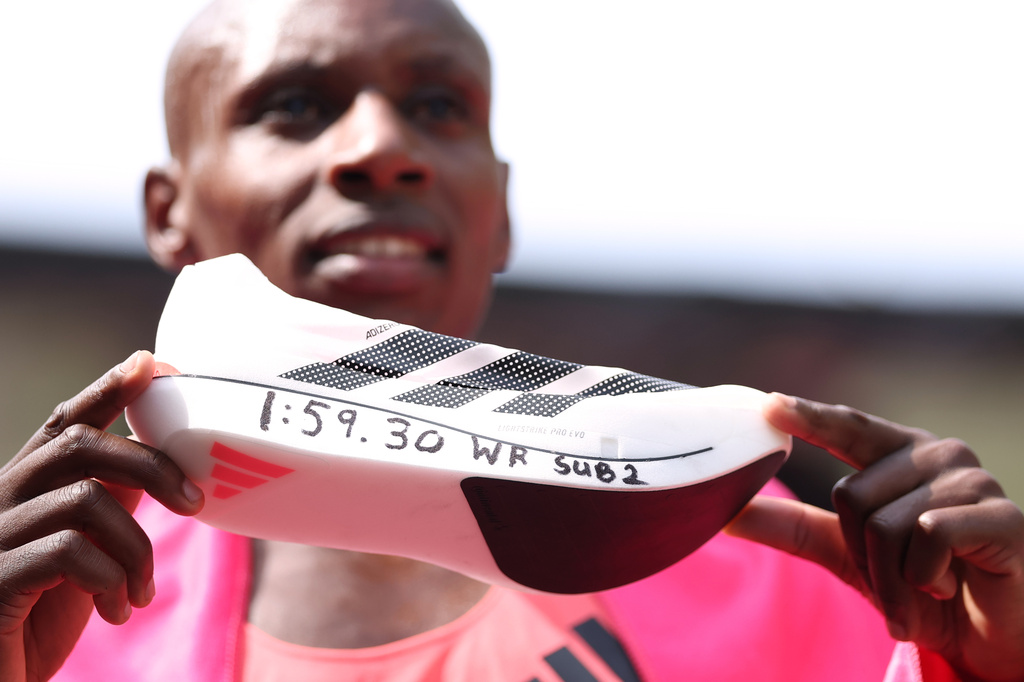Sebastian Sawe from Kenya celebrates winning the men's race at the London Marathon in London, Sunday, April 26, 2026.(AP Photo/Ian Walton)