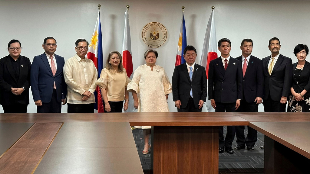 Japanese Foreign Minister Toshimitsu Motegi, center right, and Philippine Foreign Secretary Theresa Lazaro, center left, stand with their teams in Manila, Thursday, Jan. 15, 2026. (AP Photo/Joeal Calupitan)