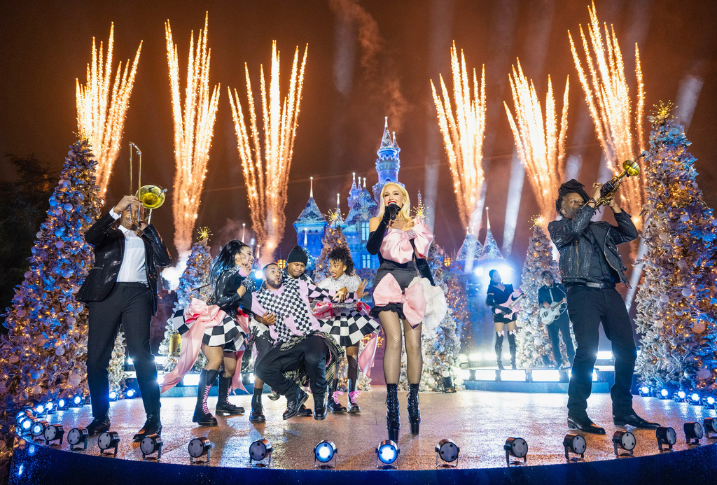 This image released by Disney shows Gwen Stefani, center, in "The Wonderful World of Disney: Holiday Spectacular." (Omark Reyes/Disney via AP)