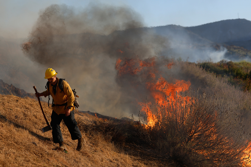 A firefighter conducts a firing operation, as the Sandy Fire approaches, Tuesday, May 19, 2026, in Simi Valley, Calif. (AP Photo/Caroline Brehman)