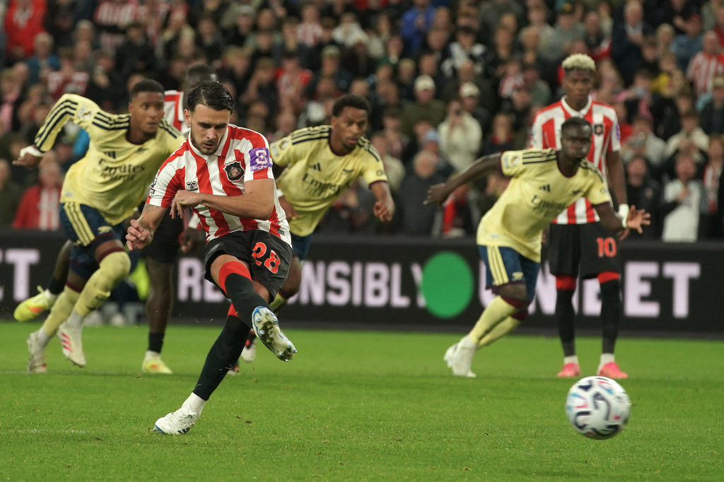 Sunderland's Enzo Le Fee, left, missing a chance to score from penalty spot during the English Premier League soccer match between Sunderland and Arsenal in Sunderland, England, Saturday, Sept. 12, 2026. (AP Photo/Ian Hodgson)