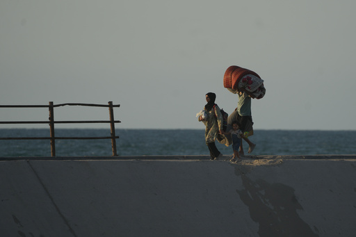 Displaced Palestinians flee northern Gaza carrying their belongings along the coastal road near Wadi Gaza, Thursday, Oct. 2, 2025. (AP Photo/Abdel Kareem Hana) Displaced Palestinians flee northern Gaza carrying their belongings along the coastal road near Wadi Gaza, Thursday, Oct. 2, 2025. (AP Photo/Abdel Kareem Hana)