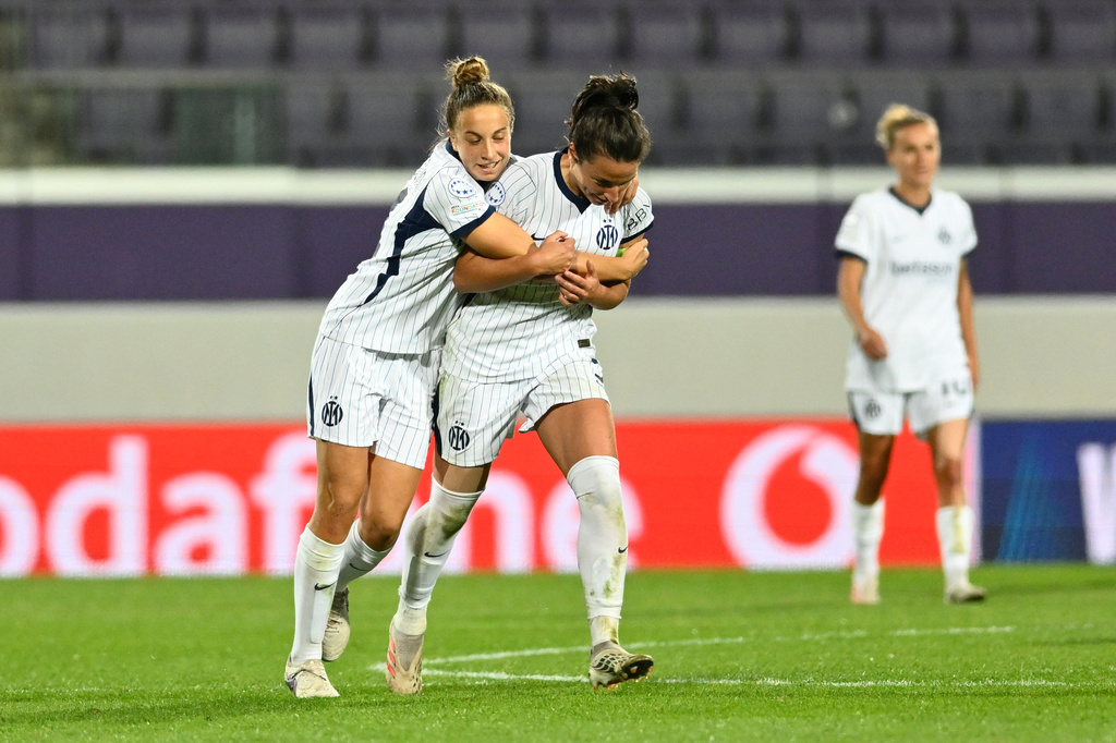 Inter's Ivana Andres Sanz, center, celebrates after scoring against Austria Wien during the Women's Champions League opening-phase soccer match between Austria Wien and Inter in Vienna, Austria, Thursday, Oct. 1, 2026. (AP Photo/Denes Erdos)
