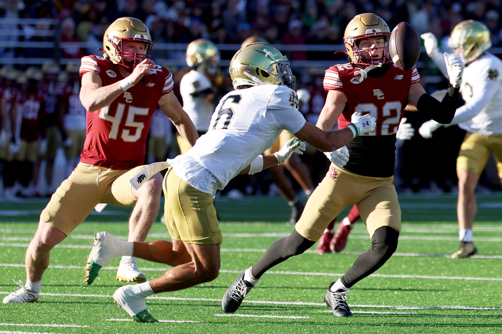 Notre Dame wide receiver Jordan Faison (6) misses the catch on a punt return in front of Boston College defensive back Charlie Comella (32) during the first half of an NCAA college football game Saturday, Nov. 1, 2025 in Boston. (AP Photo/Mark Stockwell)