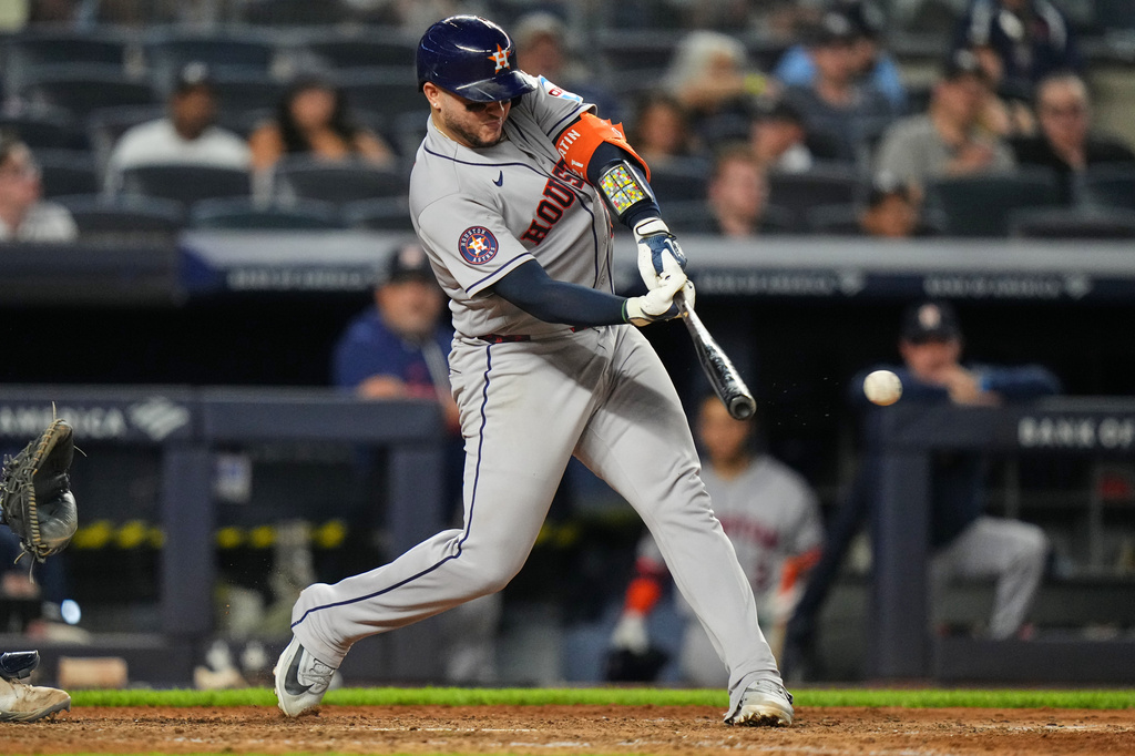 Houston Astros' Yainer Diaz hits an RBI single during the ninth inning of a baseball game against the New York Yankees Tuesday, Aug. 25, 2026, in New York. (AP Photo/Frank Franklin II)
