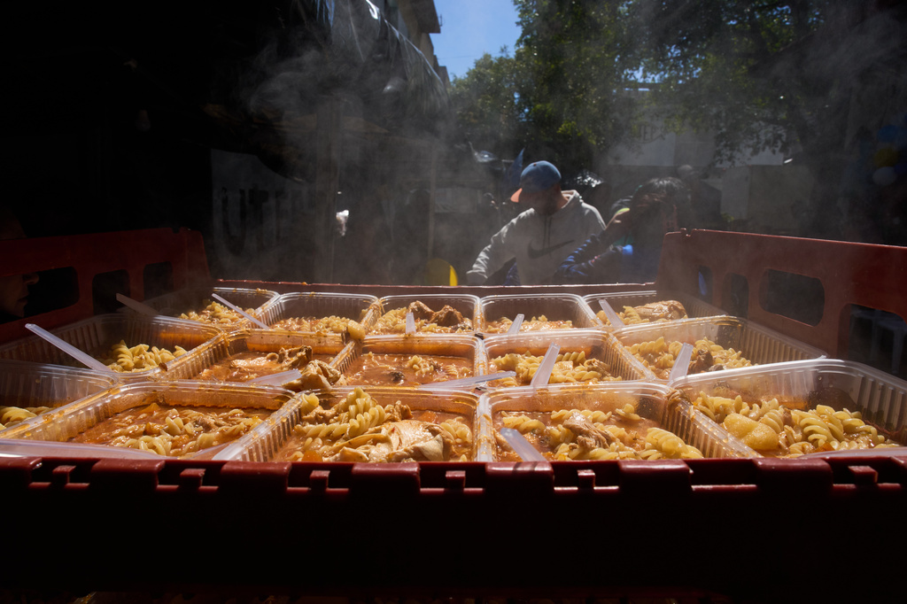 Free meals sit in a crate for distribution by the Union of Workers of the Popular Economy volunteers in Buenos Aires, Argentina, Wednesday, Sept. 23, 2026. (AP Photo/Rodrigo Abd)