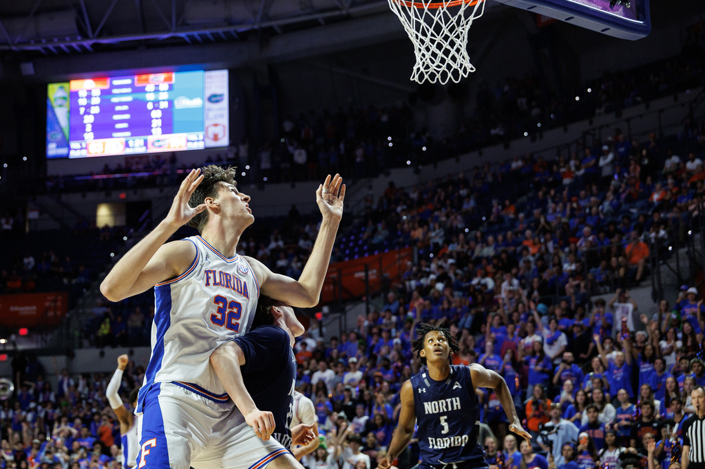 North Florida guard Trey Cady, front right, defends against Florida center Olivier Rioux (32) during the second half of an NCAA college basketball game Thursday, Nov. 6, 2025, in Gainesville, Fla. (AP Photo/Chris Watkins)