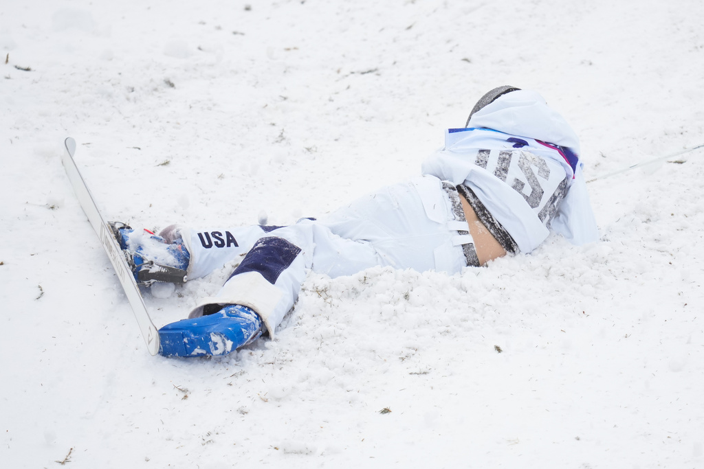 United States' Elizabeth Lemley falls while competing in the women's freestyle skiing dual moguls finals against Australia's Jakara Anthony, not pictured, at the 2026 Winter Olympics, in Livigno, Italy, Saturday, Feb. 14, 2026. (AP Photo/Abbie Parr)