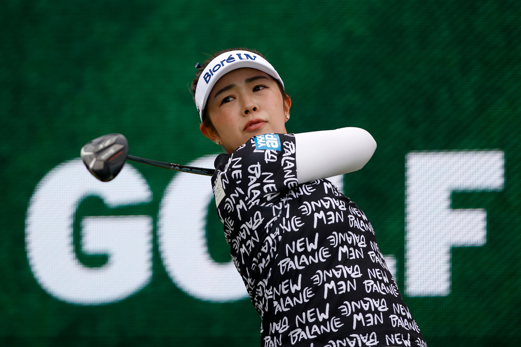 Miyu Yamashita, of Japan, watches her tee shot on the 18th hole during the final round of the Meijer LPGA Classic golf tournament, Sunday, June 21, 2026, in Belmont, Mich. (AP Photo/Al Goldis)