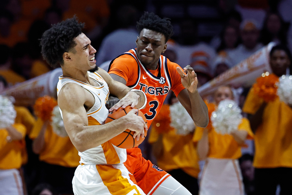 Tennessee guard Bishop Boswell (3) battles for the ball with Auburn forward Keshawn Murphy (3) during the second half of an NCAA college basketball game Saturday, Jan. 31, 2026, in Knoxville, Tenn. (AP Photo/Wade Payne)