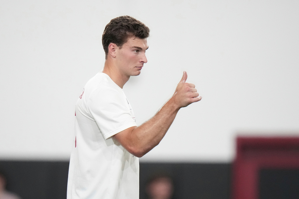 Indiana quarterback Fernando Mendoza gives a thumbs up during the school's NFL football pro day Wednesday, April 1, 2026, in Bloomington, Ind. (AP Photo/AJ Mast)