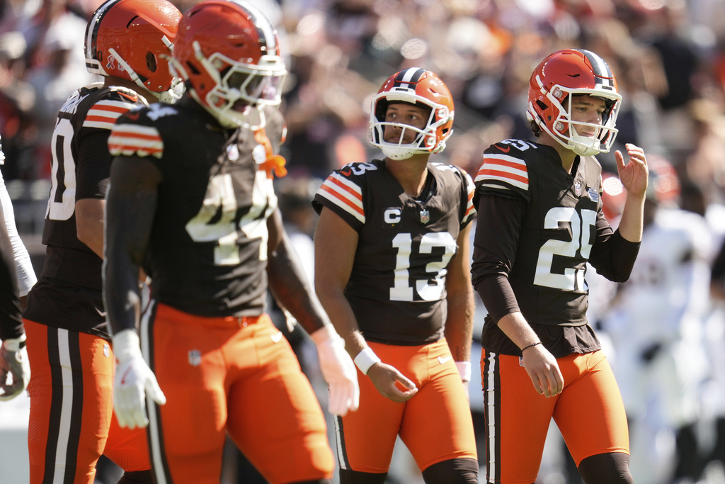 Cleveland Browns place kicker Andre Szmyt, right, walks off the field after missing on a field goal attempt during the second half of an NFL football game against the Cincinnati Bengals, Sunday, Sept. 7, 2025, in Cleveland. (AP Photo/Sue Ogrocki)