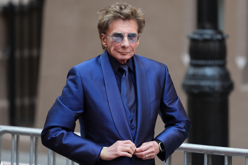 Barry Manilow arrives at the funeral services for Clive Davis at Central Synagogue in New York, Monday, June 29, 2026. (AP Photo/Adam Gray)