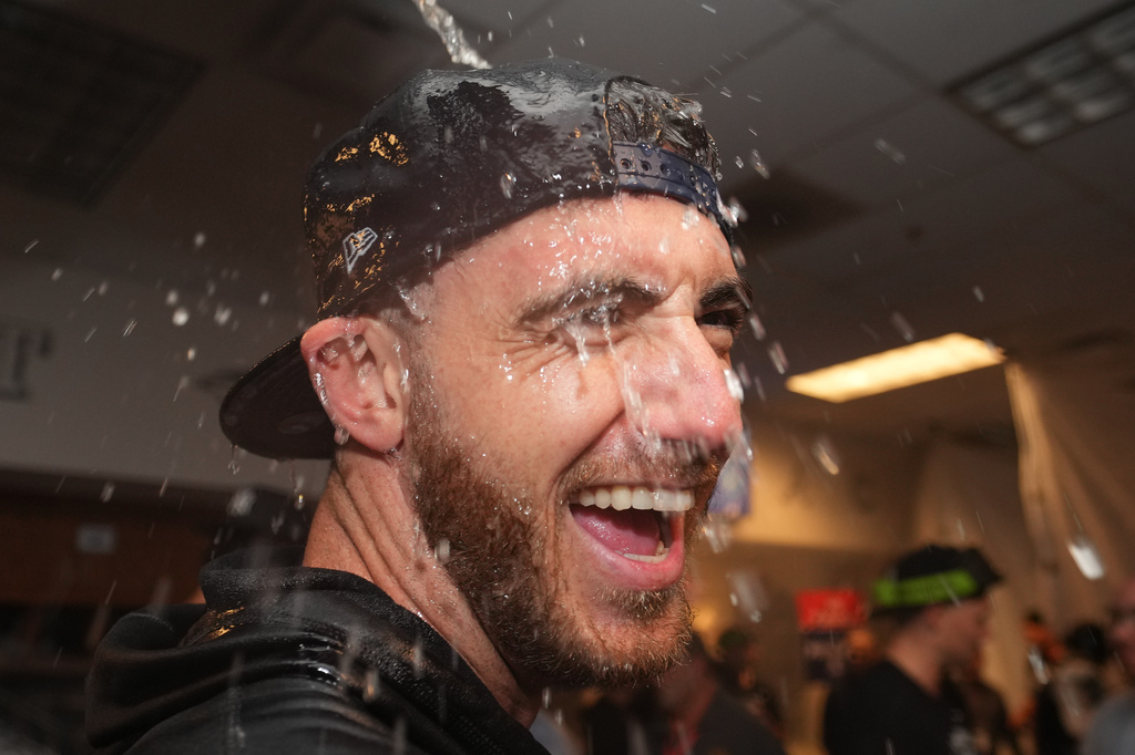 New York Yankees' Cody Bellinger celebrates with teammates after they clinched the playoffs in a baseball game against the Minnesota Twins, Monday, Sept. 14, 2026, in Minneapolis. (AP Photo/Abbie Parr)
