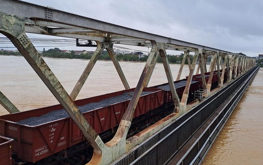 Train carriages are parked on a railway bridge to secure the structure from being washed away by flood in Hue, Vietnam, Tuesday, Oct. 28, 2025. (Nguyen Van Ly/VNA via AP) Train carriages are parked on a railway bridge to secure the structure from being washed away by flood in Hue, Vietnam, Tuesday, Oct. 28, 2025. (Nguyen Van Ly/VNA via AP)