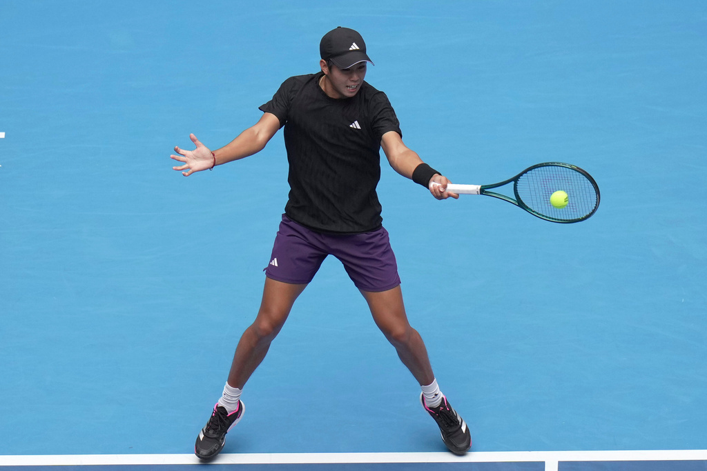 Learner Tien of the United States returns a shot from Jannik Sinner of Italy in the men's singles final match for the China Open tennis tournament in Beijing on Wednesday, Oct. 1, 2025. (AP Photo/Andy Wong)