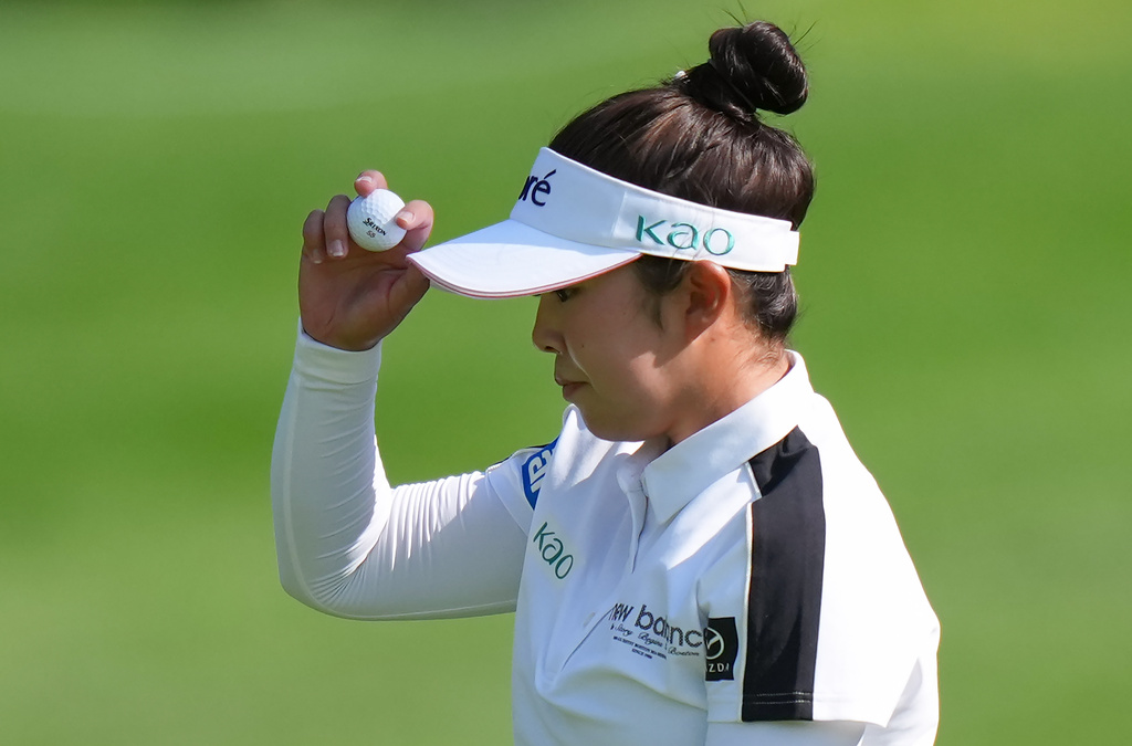 Miyu Yamashita, of Japan, tips her visor to the crowd after making birdie on the 10th hole during the second round at the LPGA Canadian Women's Open golf tournament in Edmonton, Alberta, Friday, Aug. 21, 2026. (Darryl Dyck/The Canadian Press via AP)
